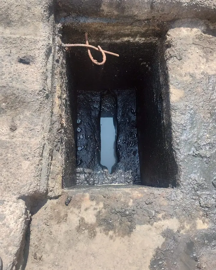 Registro de drenaje desazolvado con el agua corriendo