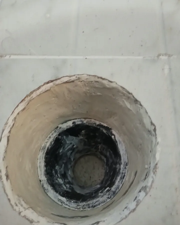 Tubo de coladera con sarro y residuos antes del desazolve de coladeras