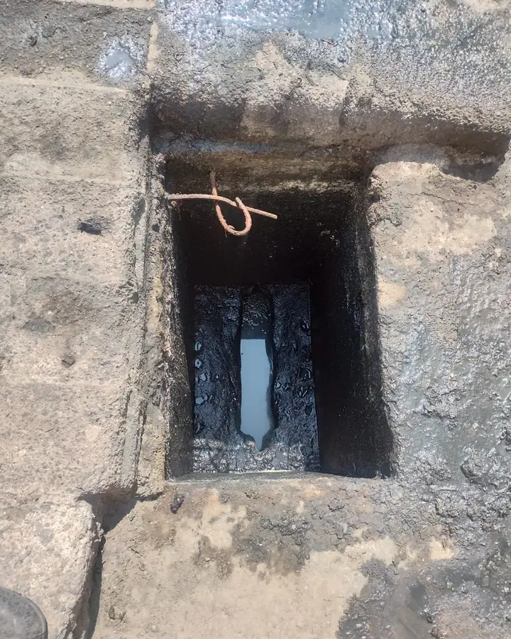 Registro de drenaje abierto con el agua corriendo después del destape