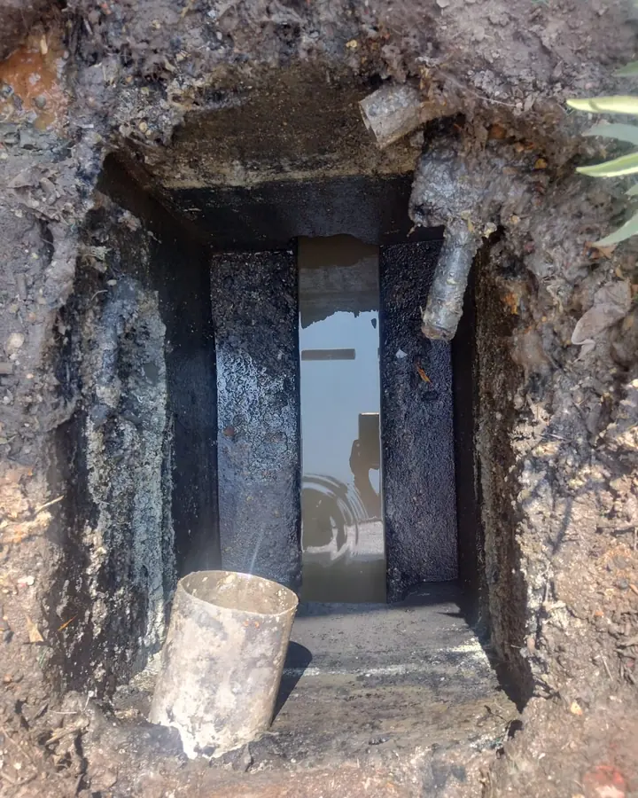Registro excavado con la tubería principal de drenaje descubierta