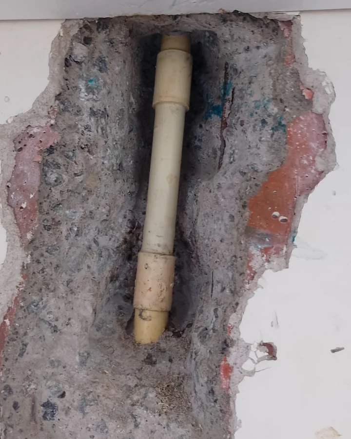 Tubería de agua descubierta dentro de un muro abierto solo en el punto de la fuga
