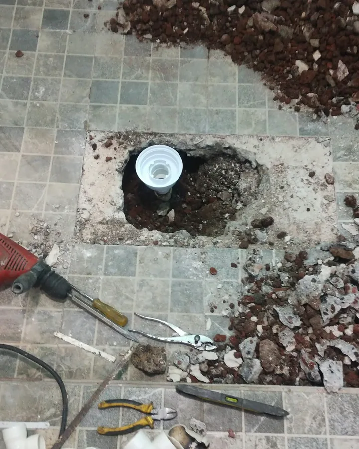 Piso de baño abierto en un solo punto con rotomartillo para reparar una fuga