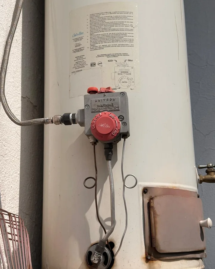 Calentador de depósito con su control de gas revisado a domicilio