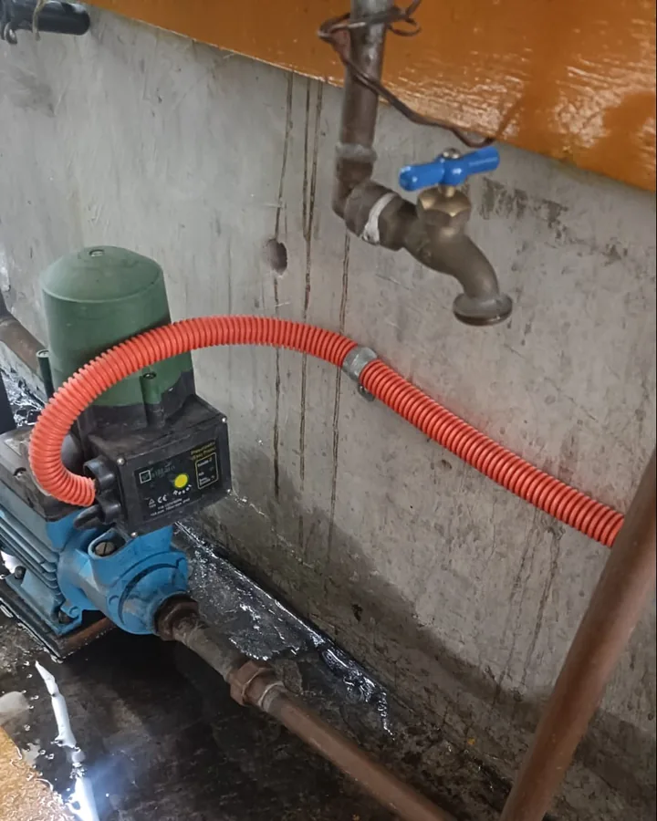Bomba de agua con control de presión y manguera corrugada