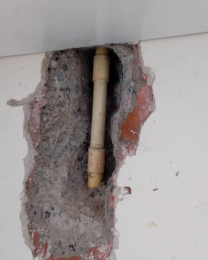 Tubería descubierta en un muro abierto solo donde estaba la fuga