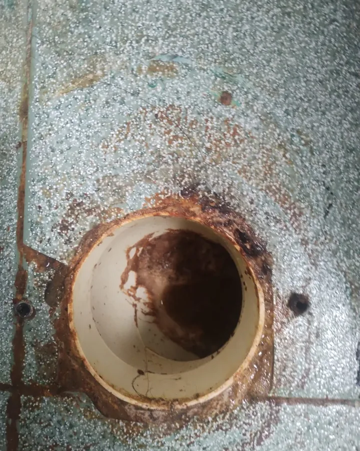 Salida de desagüe de PVC en el piso de un baño