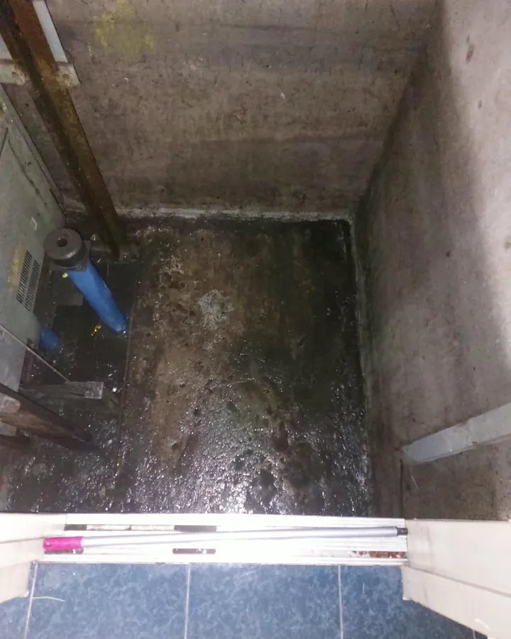Fondo de cisterna con lodo y agua estancada antes del lavado