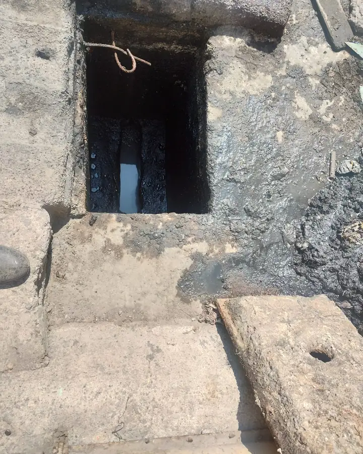 Registro de drenaje abierto con el agua corriendo después de la urgencia