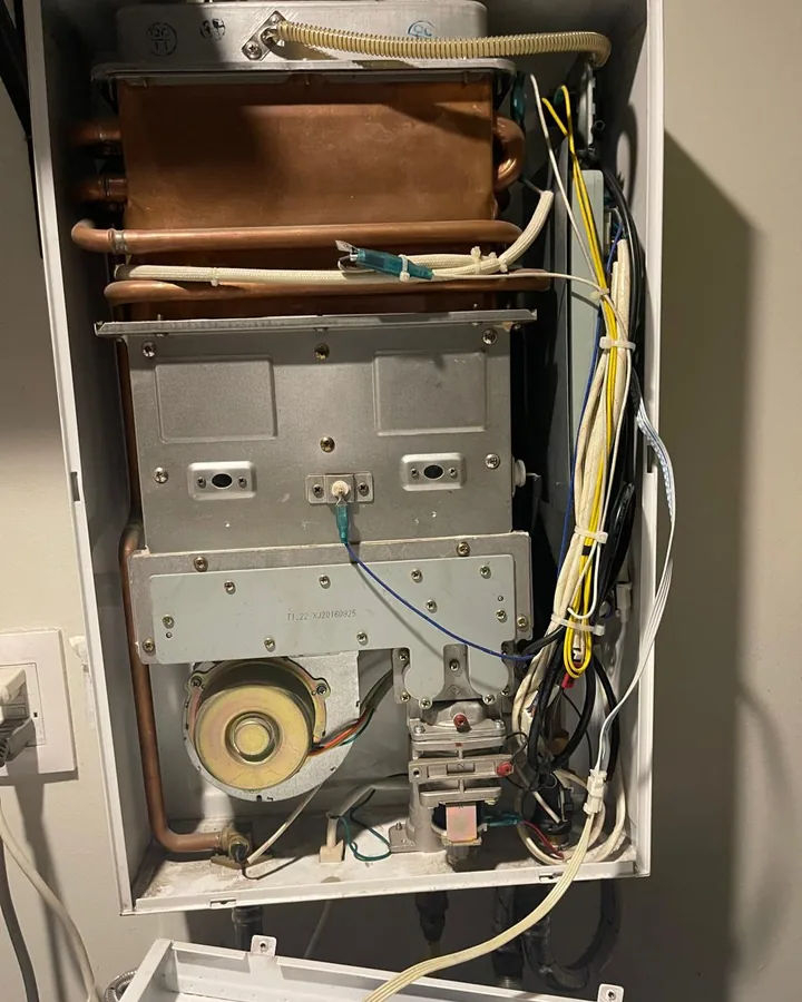 Calentador de paso abierto durante la reparación de boiler de paso
