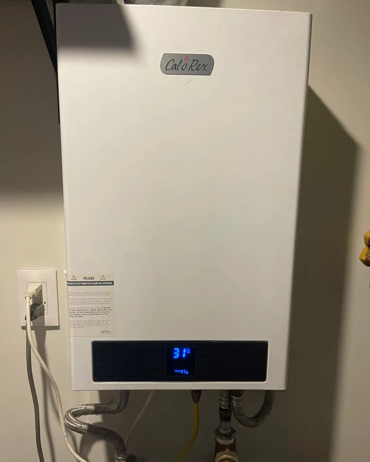 Boiler de paso marcando 31 grados en su pantalla después del servicio