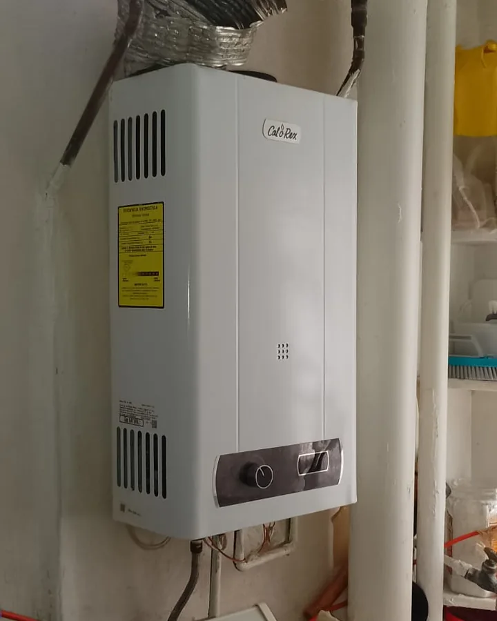 Calentador de paso instalado en un cuarto de lavado con su ducto de salida