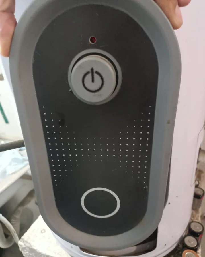 Panel de control con botón de encendido de un boiler durante la revisión