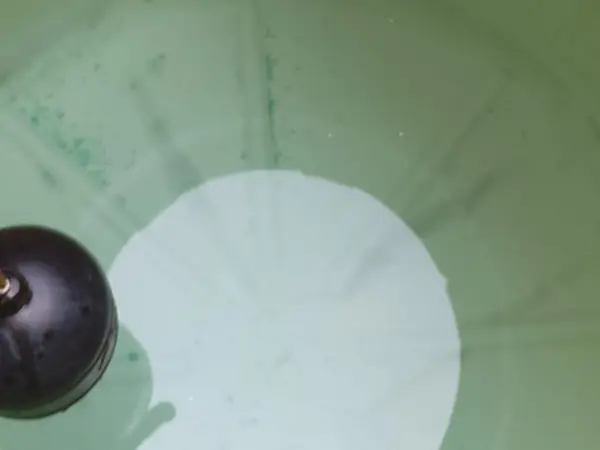 Tinaco limpio con agua clara después del lavado