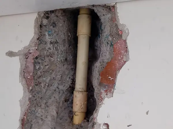 Tubería descubierta en un muro abierto solo en el punto de la fuga