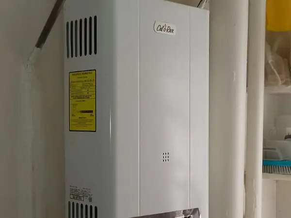 Calentador de paso instalado en un cuarto de lavado