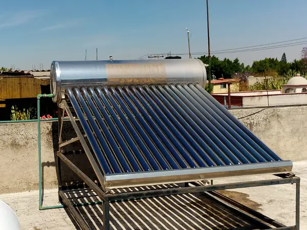 Calentador solar de tubos al vacío en una azotea