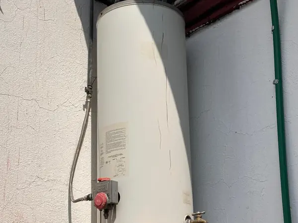 Calentador de depósito instalado junto a un muro en azotea
