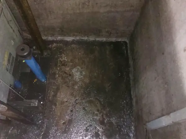 Fondo de cisterna con sedimento y agua estancada