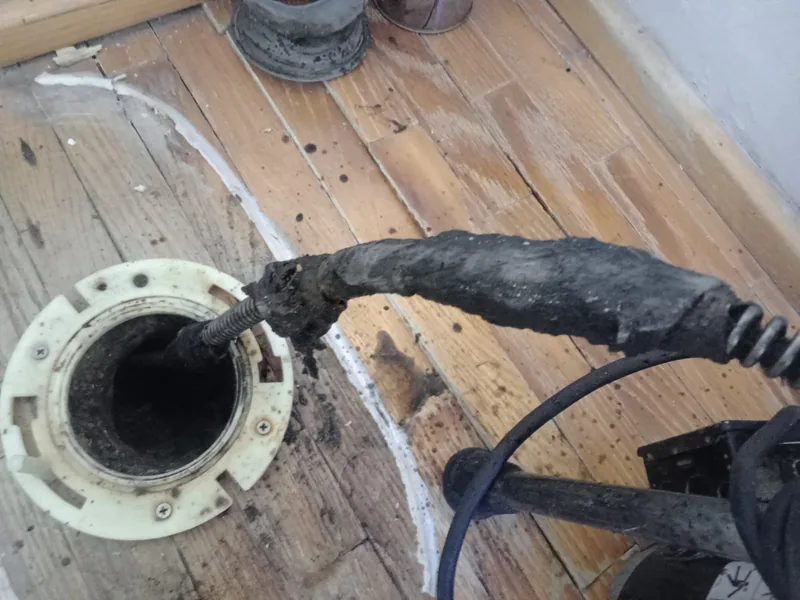 Sonda dentro del desagüe de un WC retirado para destapar sin romper piso