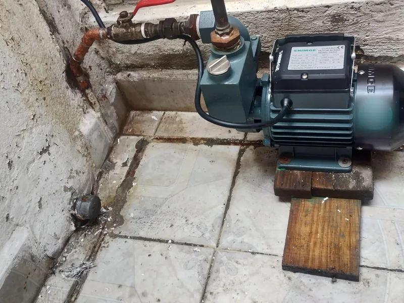Bomba de agua instalada por Plomería Torres en un patio