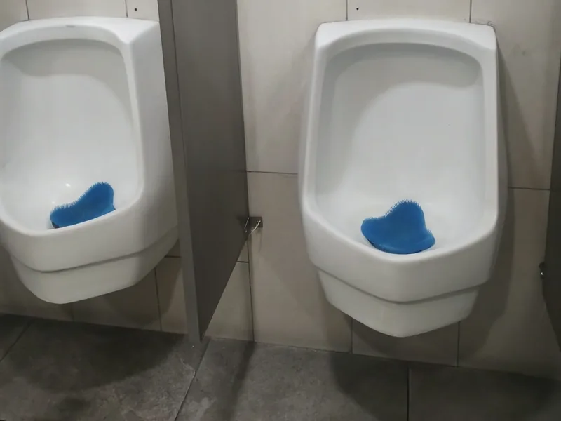 Dos mingitorios instalados en el baño de un negocio