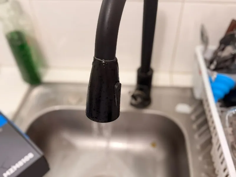 Tarja de acero inoxidable con mezcladora negra de cuello alto