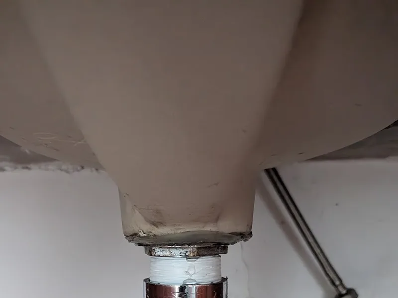 Desagüe cromado instalado debajo de un lavabo