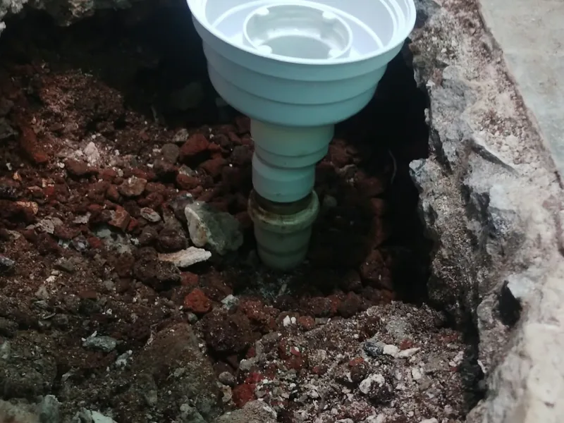 Coladera nueva colocada en el piso antes de cerrar con concreto