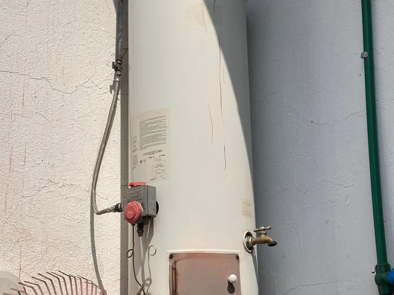 Calentador de depósito instalado en una azotea de la Ciudad de México